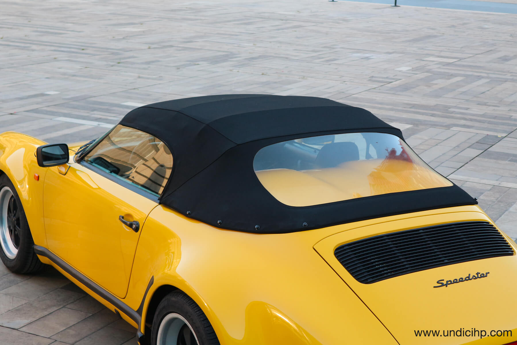 Porsche 911 3.2 Speedster yellow