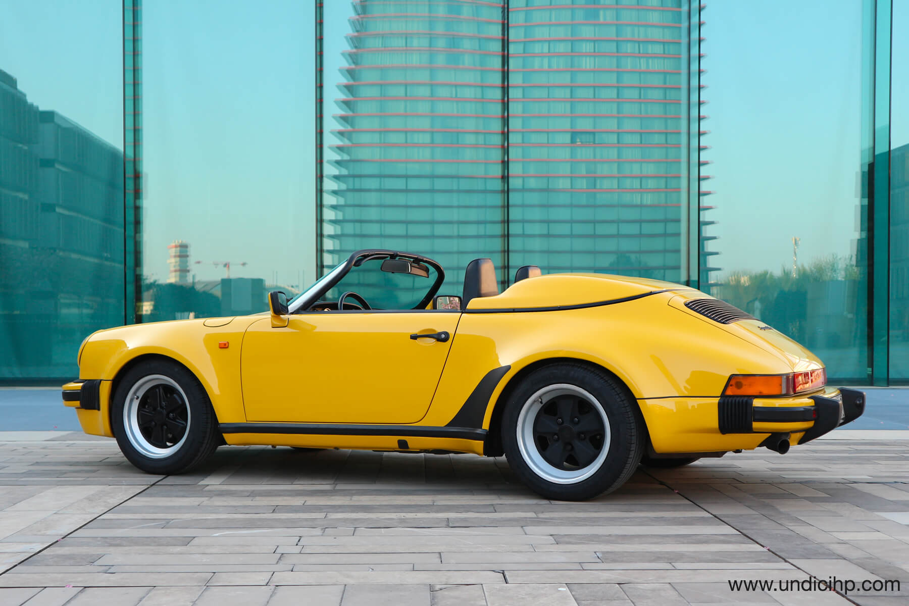 Porsche 911 3.2 Speedster yellow